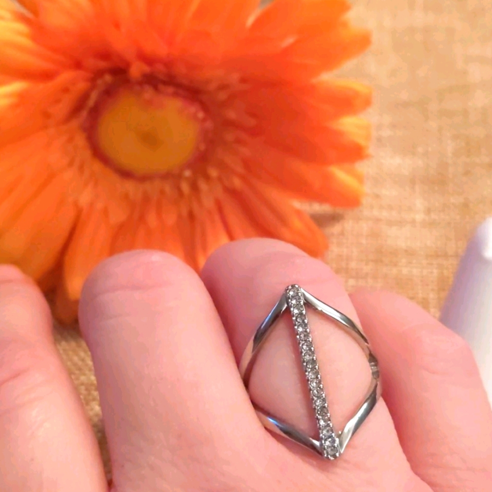 🆕 Maurices Silver Rhinestone Ring / Size 8 - Picture 3 of 3